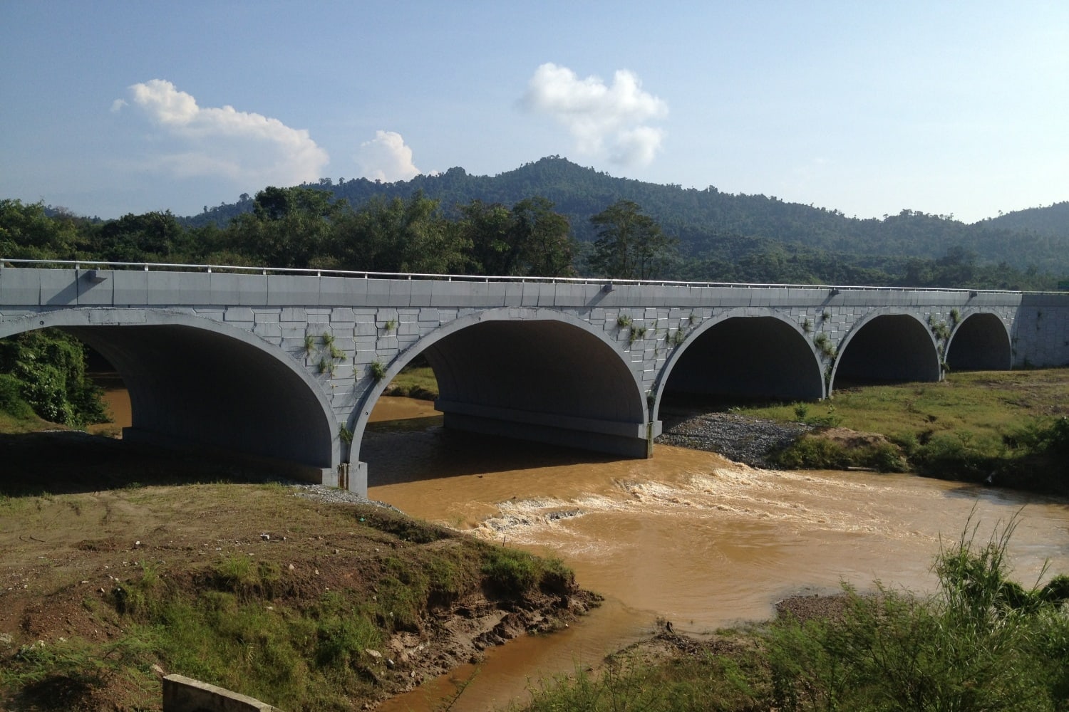 Arch bridge abutment