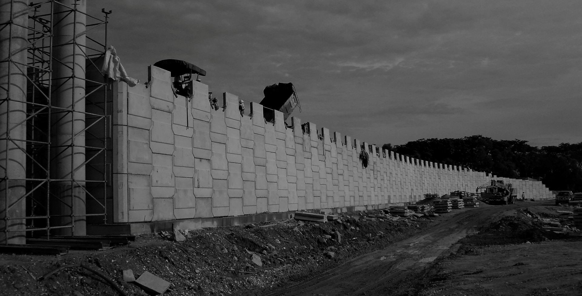 AnchorSOL bridge abutment wall with inverted-T precast facing