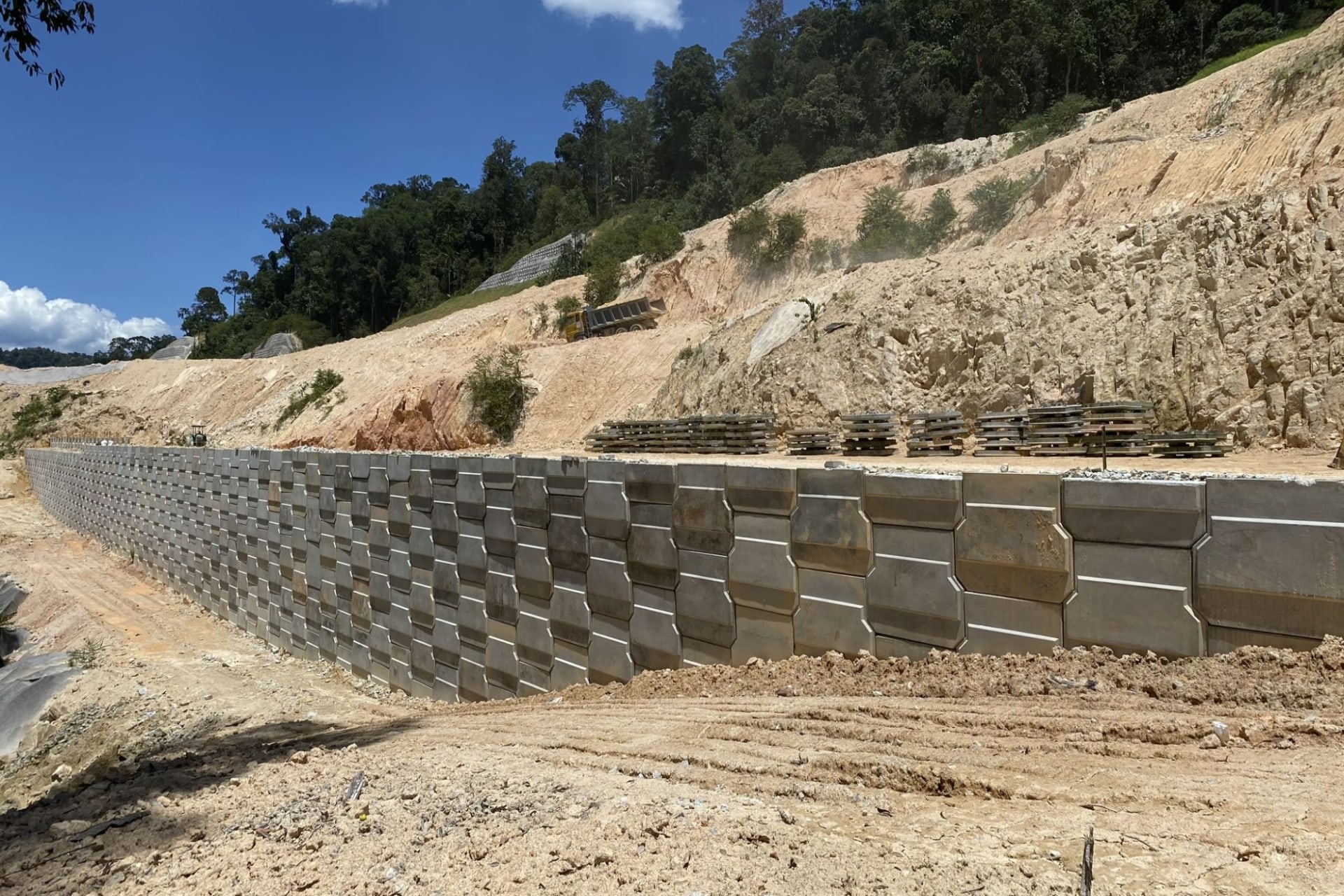 AnchorSOL wall on a federal highway embankment