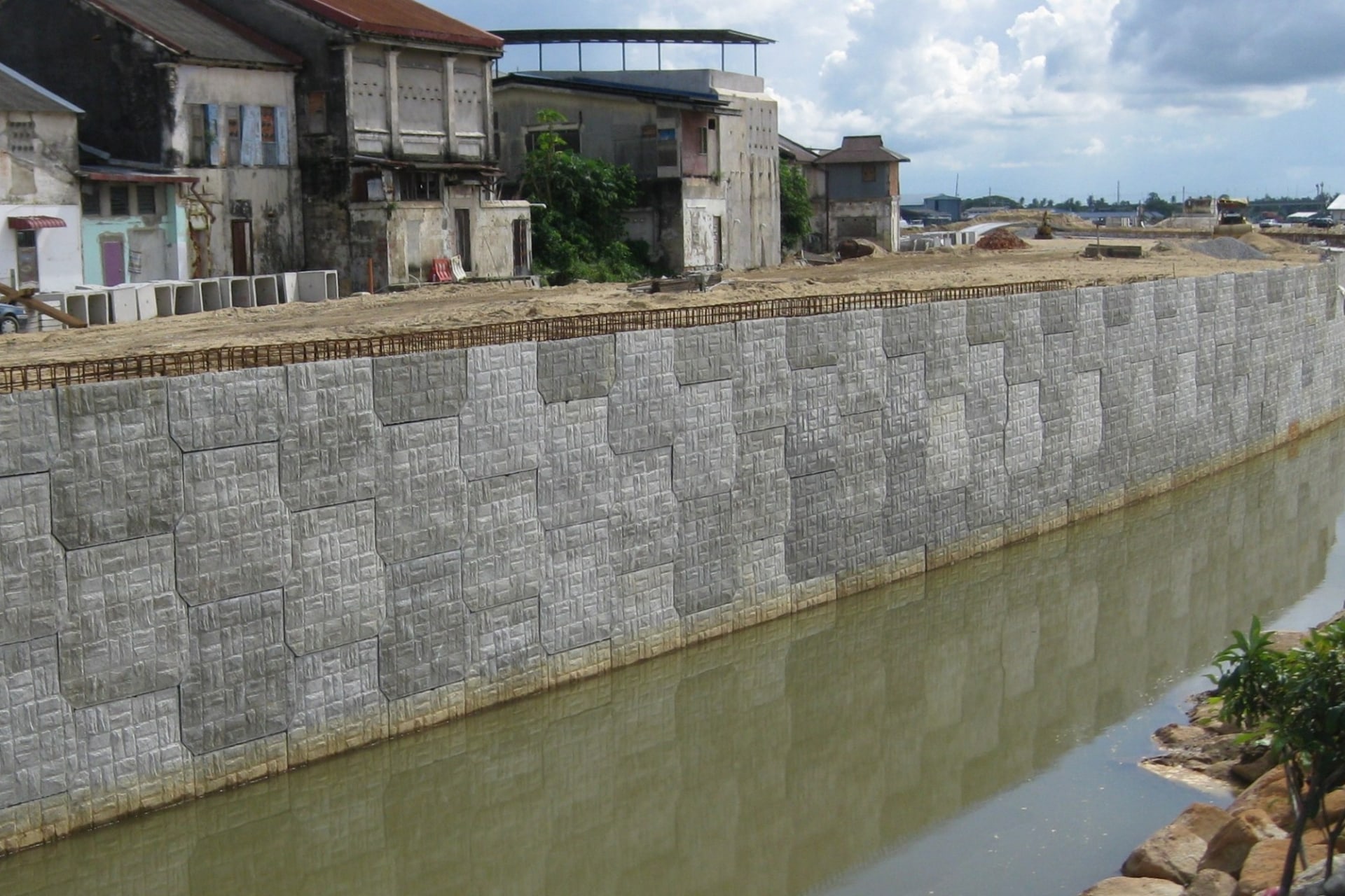 AnchorSOL wall at a riverbank with marine retention