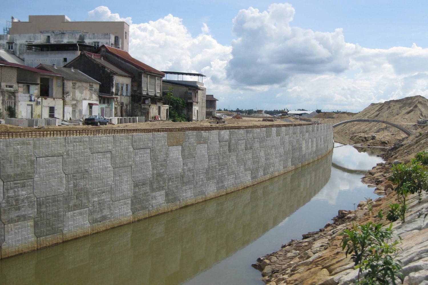 Sungai Buaya KTM rail corridor wall