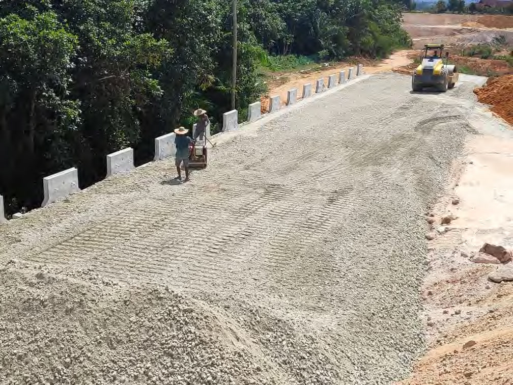 Three-person AnchorSOL crew compacting backfill on a Malaysian site