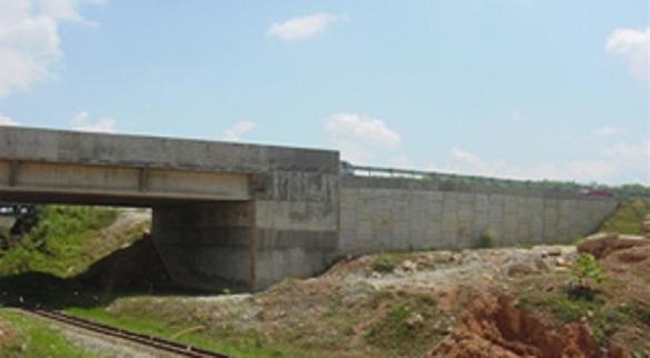 AnchorSOL wall under a national rail corridor